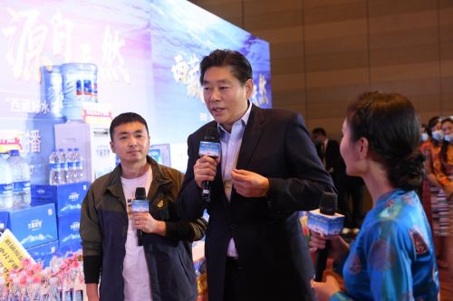 ▲西藏自治区经济和信息化厅副厅长郭翔（中）带领各大品牌负责人向大家讲解天然饮用水的功效与品牌发展的历史。夏杰摄