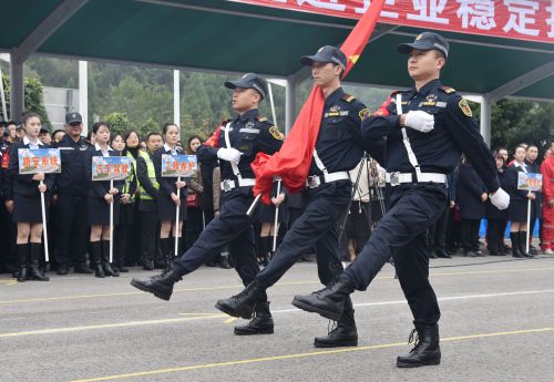 02举行升旗仪式——迎国旗