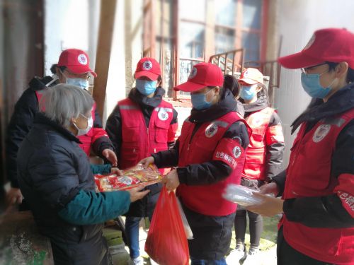 杭州市风景名胜区西湖街道栖霞岭社区“红色栖霞”女子骑队关爱独居老人