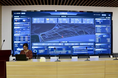 杭州市富阳区富春街道江滨社区专职社工使用“富春智联”小区智治智治系统接收居民需求，开展精细化治理