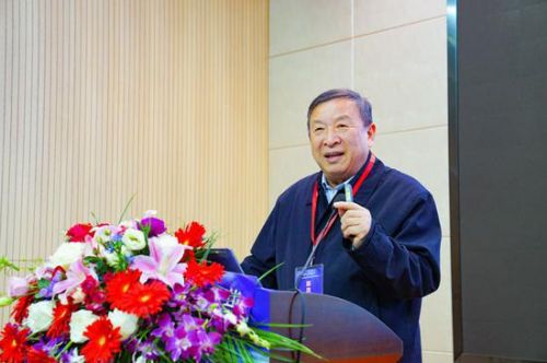 　　曾任浙江省中医院院长、浙江中医药大学校长、浙江省中医药学会会长，浙江省名中医研究院院长的肖鲁伟在讲课。学校提供