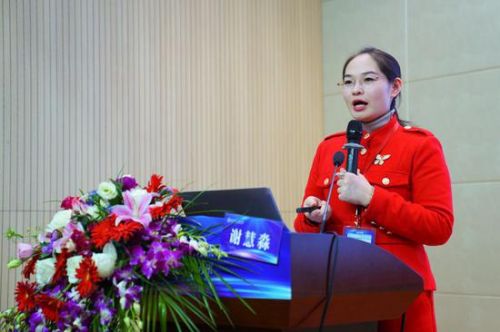 浙江中医药大学芳香生物精油与疗法研究院院长谢慧淼在会议上发言。学校提供