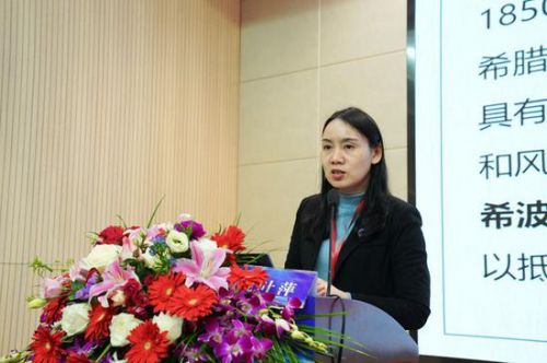 浙江中医药大学芳香生物精油与疗法研究院院长阮叶萍在会议上发言。学校提供