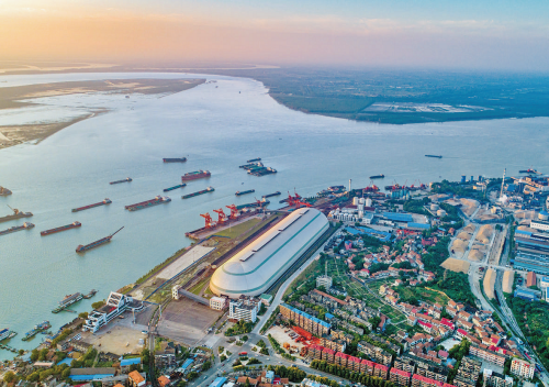岳阳城陵矶“胶囊”是目前亚洲最大的网架结构港口散货料仓，实现了物料零泄漏、污水零排放。