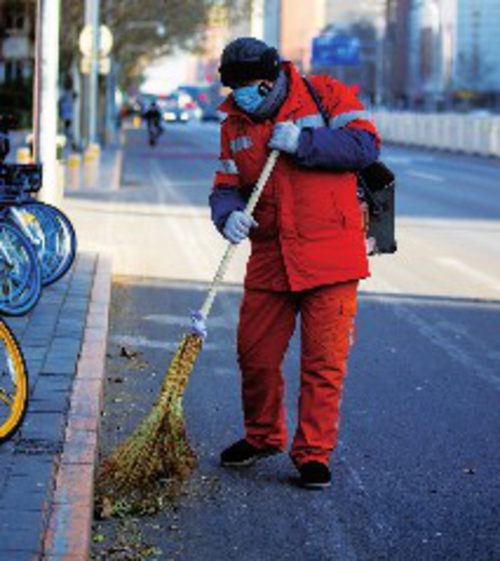 1月6日，一名清洁工在清扫道路。