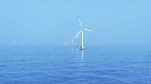  江苏滨海30万千瓦海上风电项目是中国大唐首个自主开发建设的海上风电项目。大唐国信滨海海上风力发电有限公司/供图