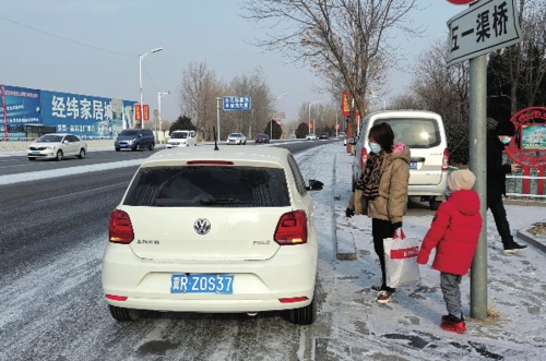  1月19日上午，河北省廊坊市香河县下起了小雪。群众在居家隔离7天之后开始出门办事。街上的行人和车辆与往常相比仍然比较稀少。    侯婧/摄