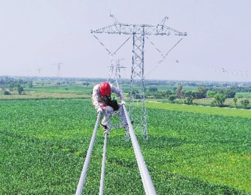 巴基斯坦默蒂亚里-拉合尔输电项目导线架设现场。国家电网/供图