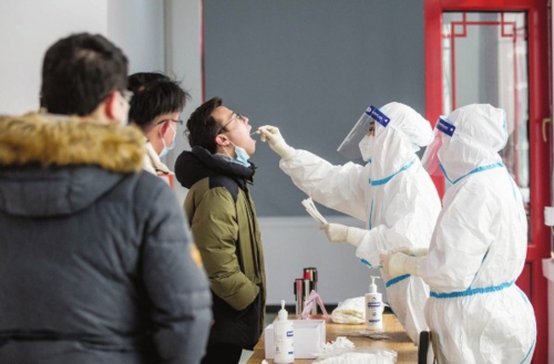  1月22日，北京广安门附近一处核酸监测点，市民接受核酸检测。中国经济导报记者苗露/摄