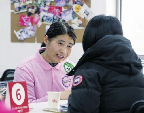 ⑧2月27日，雇主见面会上， “阿姨”和雇主面对面交谈。