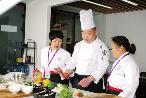 ⑥ 在中式烹饪课上，老师在为“阿姨”讲解食材的特点和烹饪方法。