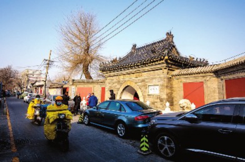 禄米仓胡同的东北口保存有智化寺，智化寺京音乐是北京市传统音乐，国家级非物质文化遗产之一。