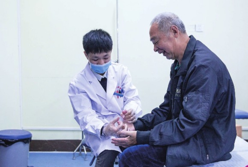  图为广西田东某医院内医生为患者做康复治疗。    中国经济导报记者  苗露/摄