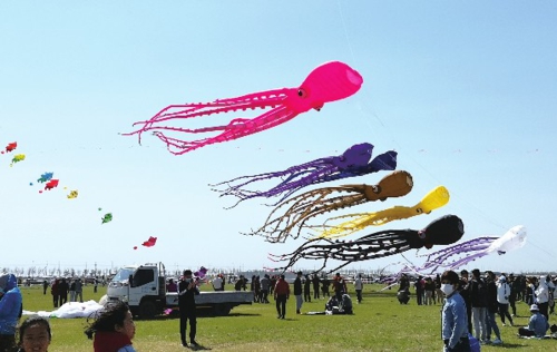  第38届潍坊国际风筝会大型主题风筝放飞表演现场。中国经济导报记者  王晓涛/摄