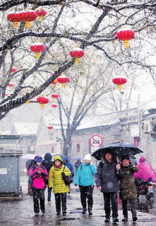 雪中5路西华门站附近一景。