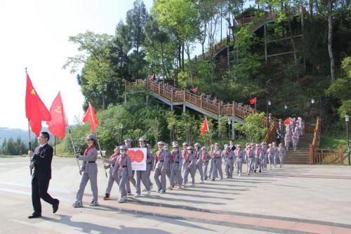 通江县民胜镇中心小学开展以“长征重行忆艰辛  立志成才报党恩”为主题的重走“长征路”活动1