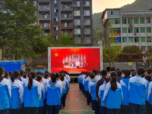 通江县涪阳中学师生观看红色教育专题片