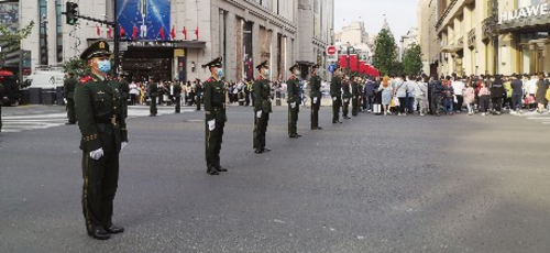 “五一”期间，武警官兵在上海南京路步行街执勤。成静/摄