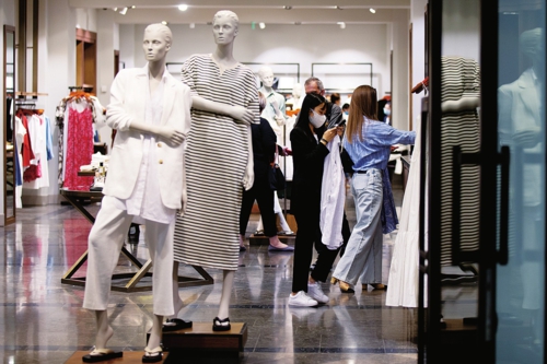 颐堤港一家服装店里，消费者在选购服装。