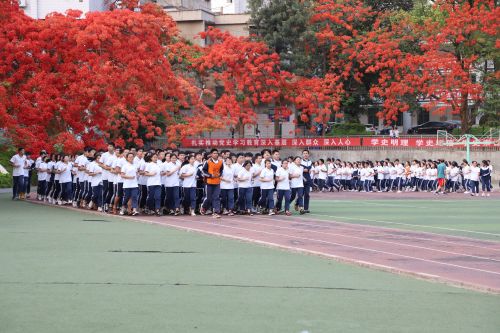 巧家县第一中学的凤凰花正在热火朝天绽放，图片拍摄于4月28日，姜连聪摄