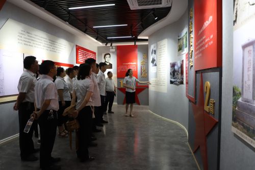 巧家县农村信用合作联社干部职工在党史教育基地学习党的历史，图片拍摄于4月24日，姜连聪摄