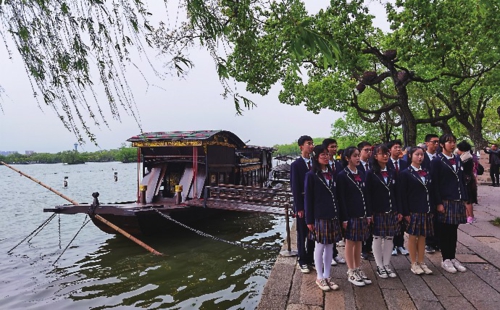  浙江是中国革命红船的起航地。100年前，中国共产党第一次全国代表大会在嘉兴南湖的红船上胜利闭幕。图为不久前学生们参观南湖革命纪念馆，传承“红船精神”。中国经济导报记者苗露/摄