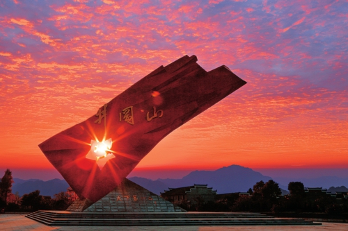  “井冈红旗”大型雕塑。资料图片