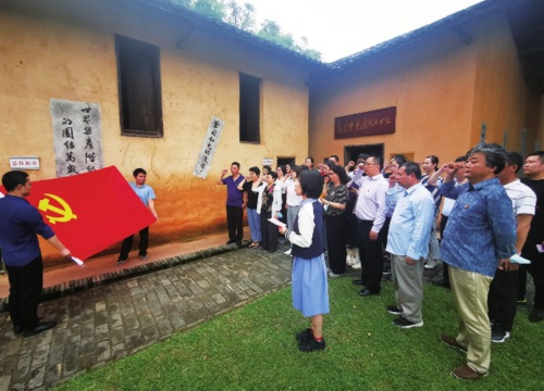  中国记协组织的“学党史悟思想·红土地上践初心”中央媒体团在瑞金市中华苏维埃共和国中央出版局旧址前宣誓。中国经济导报记者程晖/摄