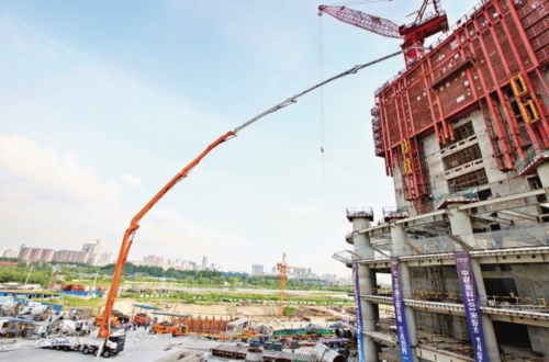  图为中联重科自主研发的全球最长101米碳纤维臂架泵车在武汉中心施工。资料图片
