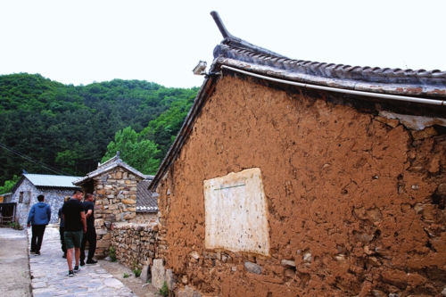 漫山村一行对“山里寒舍”的经营模式产生了浓厚兴趣。