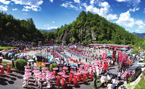  图为2019土家女儿会启幕，百寨万人齐聚恩施梭布垭石林景区。