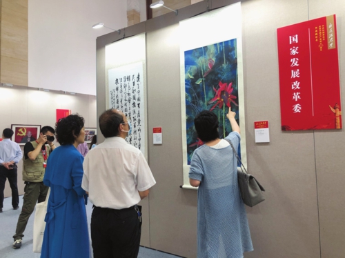  6月9日，观众在全国农业展览馆参观国家发展改革委干部职工书画摄影作品。于进/摄