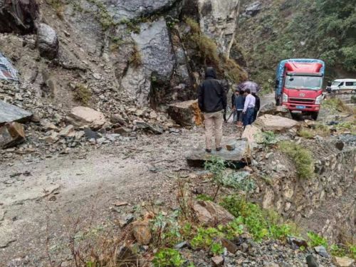 大寨镇 清理雨后道路塌方 确保群众出行安全