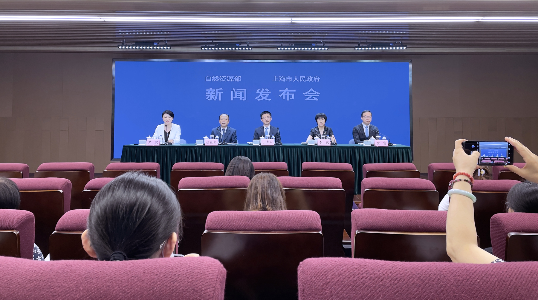 在6月23日举行的新闻发布会上，上海市政府副秘书长王为人介绍了上海市构建15分钟社区生活圈情况及20