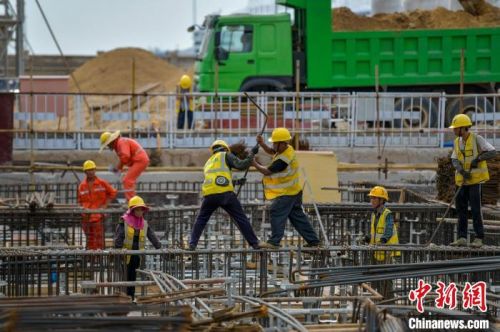 图为海口新海港客运综合枢纽项目工地，工人们在高温天气下加紧施工。　骆云飞 摄