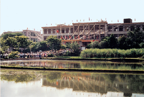 1978 年，刘宇新捐资母校坭陂中学兴建“科学大楼”。