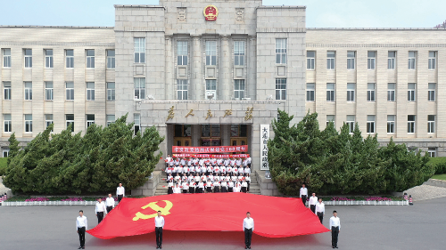 大连市发展改革委精心筹划“颂歌献给党”MV 视频拍摄活动，向中国共产党成立100 周年献礼。大连市发展改革委 供图