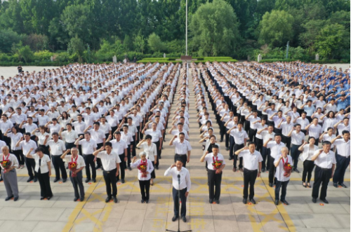 7月1日，滨城区举行党员重温入党誓词活动，区委书记白平和领誓。