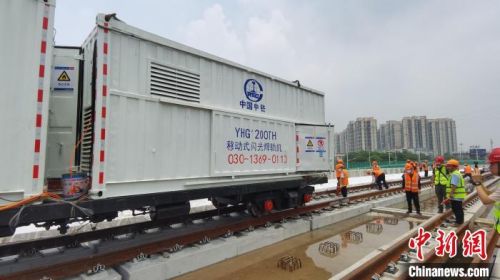 中国首台新能源焊轨机助力“轨道上的大湾区”建设