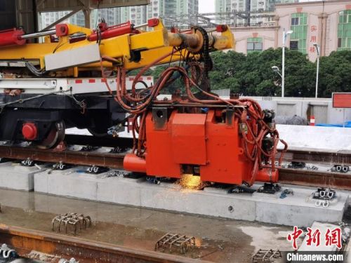 中国首台新能源焊轨机在佛山地铁三号线作业现场 郭军 摄