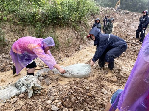 杭州市余杭区：“烟花“易冷，百丈党员暖心抗台1