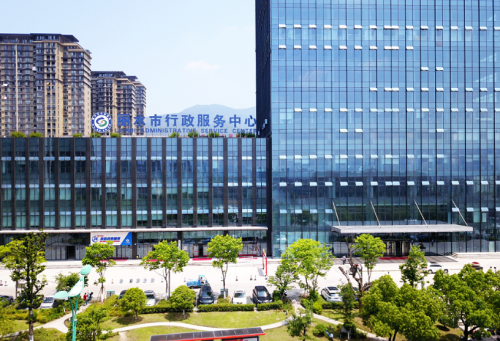 丽水市迈向共同富裕的步伐越来越快，政务服务也越来越高效。图为丽水市行政服务中心。