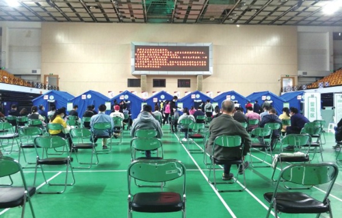  打完新冠疫苗后，北京市民在某接种点留观等待。李宝翠/摄