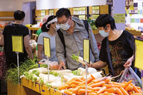  北京市民在菜市场购物。中国经济导报记者苗露/摄