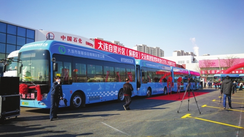  大连市首批氢燃料电池公交车正式上线。