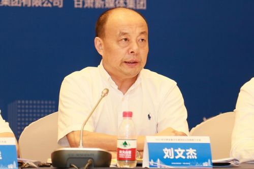 3-国际路联副主席、中国公路学会副理事长兼秘书长刘文杰主持北京分会场。（摄影：杨仕贤）