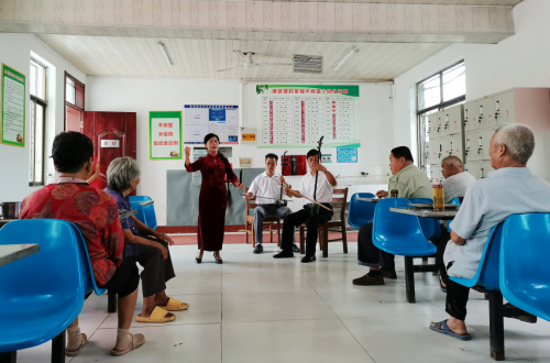 志愿者在表演幸福食堂主题文艺作品坠子《接婆婆》。供图：鱼台县委宣传部