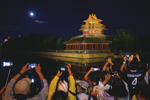  9月21日，北京故宫角楼，众多摄影爱好者和游客纷纷举起手中的器材记录这一良辰美景。