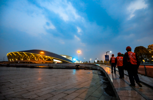 国家电网浙江电力（金华）红船共产党员服务队前往2022年杭州亚运会金华分会场，为场馆亮灯保障用电安全。