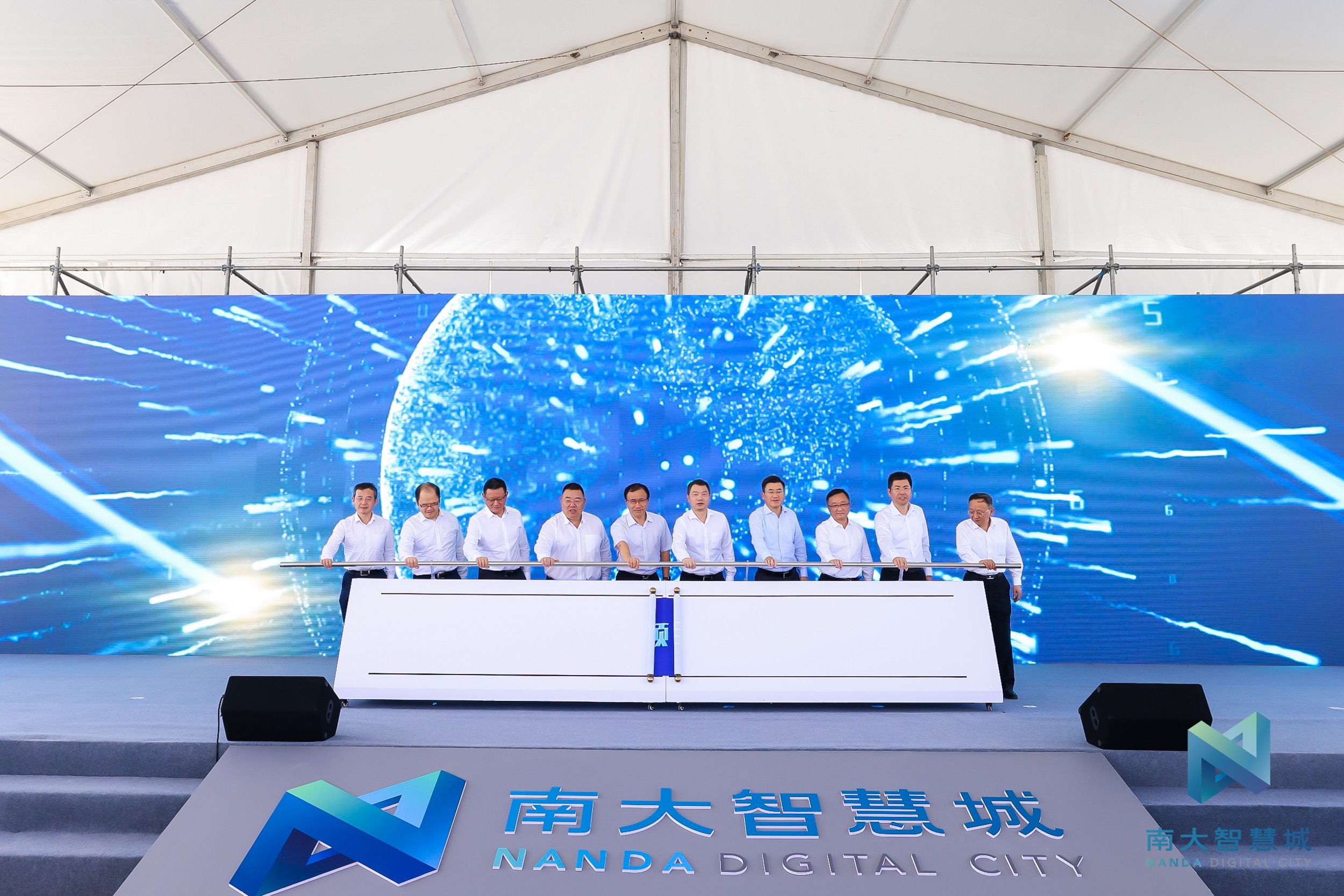 9月26日，在上海宝山举行的“南大地区重大项目集中启动开工暨签约仪式”上，总投资额近400亿元的52